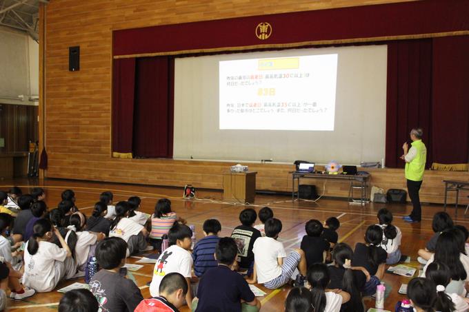 プロジェクターを見て学習します