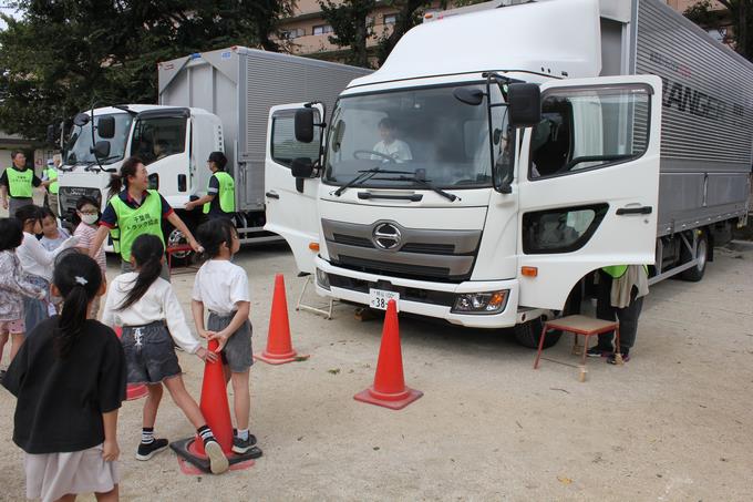 トラックの運転席からの眺めを確認しました