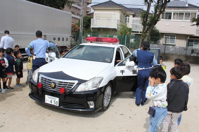 パトカーの運転席にも乗る体験をしました。