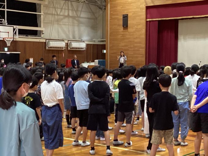 全校合唱。体育館いっぱいに歌声が響き渡りました。