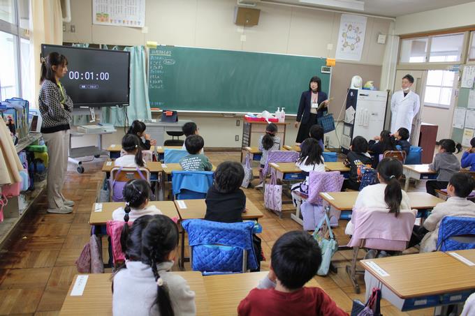 初回は、歯医者さん、保健センターの方から説明をしていただきました。(1年生)
