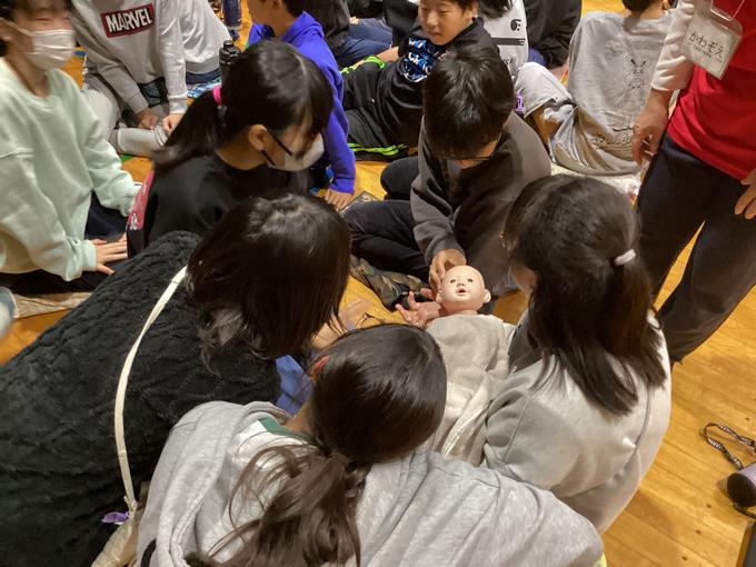 実際の重さのあかちゃんの人形を抱っこさせていただきました。