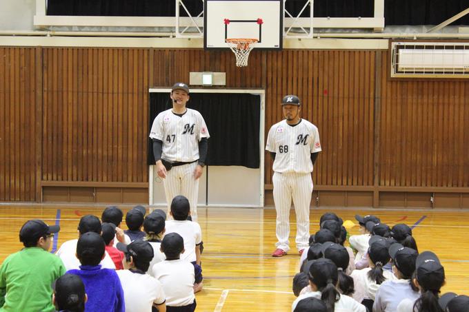 アカデミーテクニカルコーチの話を聞いています