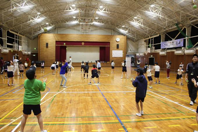 一人一球のボールを使って、楽しく野球を体験しました