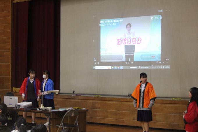 スクリーンを使って、絵本の読み聞かせを行いました。