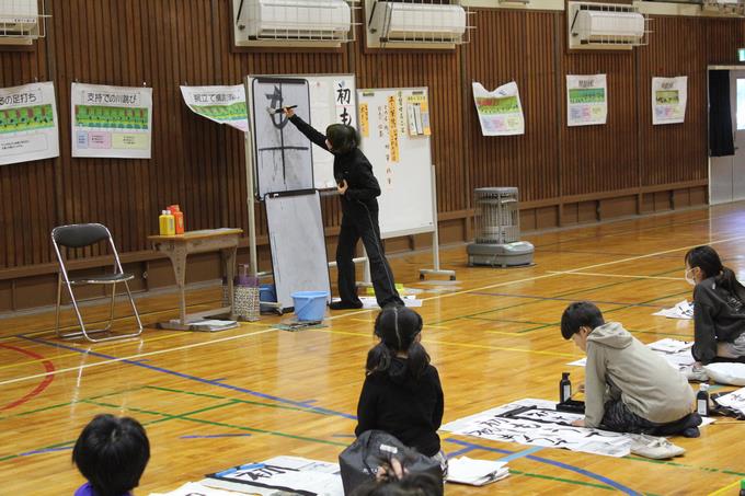 次の文字は「も」です。先生の話をよく聞きましょう