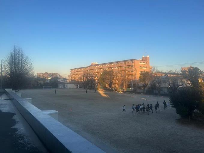 先頭を走っているのは…あの先生です！