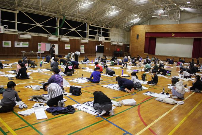 体育館で行いました。エアコンもあり温かな中で行いました。