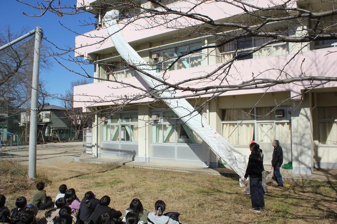 救助袋体験：避難器具を使った避難について（6年生）