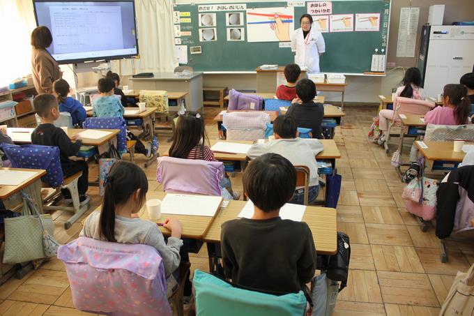 集中して聞いています