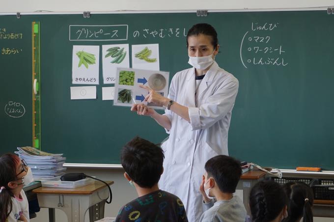 栄養士の富田先生の説明を真剣に聞いています。