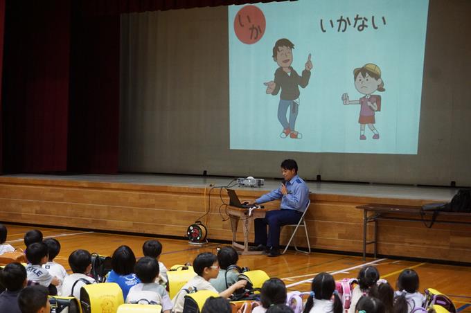 スライドを見ながら真剣に話を聞きました