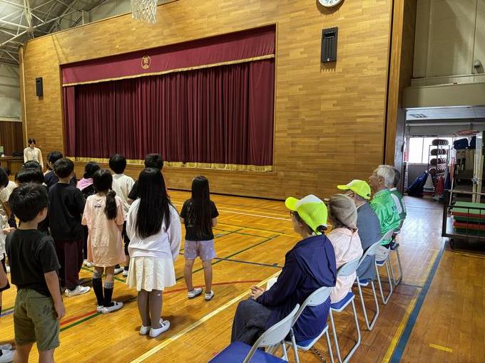 今月の歌「気球にのってどこまでも」を聞いていただきました