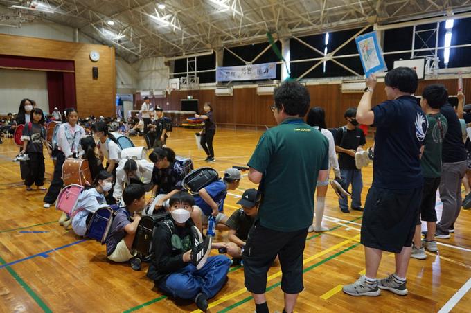 地区別に並び替え、教員の引率で集団下校しました