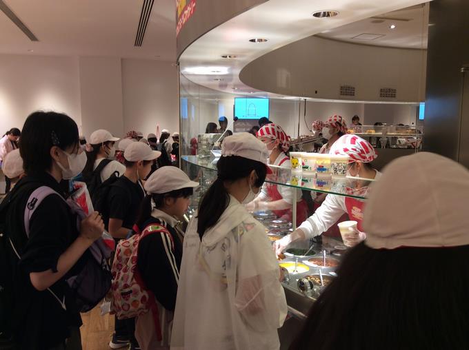カップラーメンのトッピングを選んでます