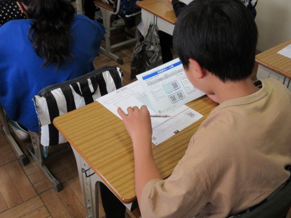 説明を真剣に聞いてます