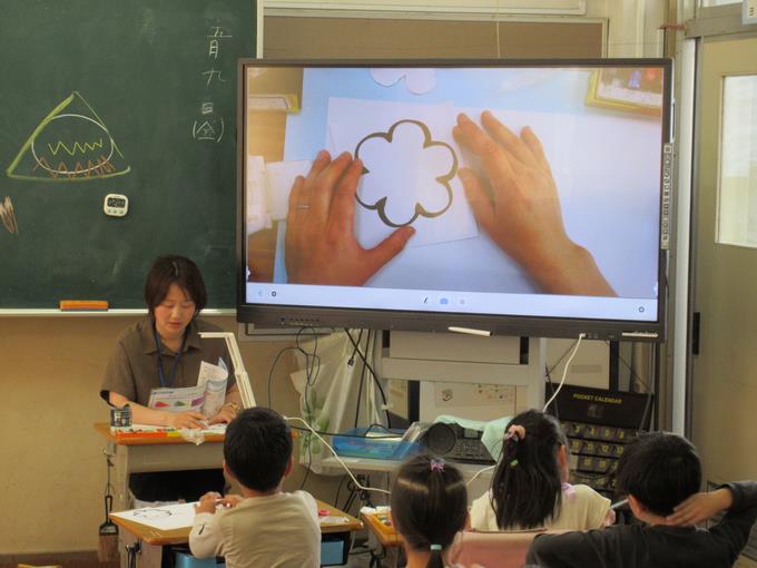 手元を電子黒板に拡大提示
