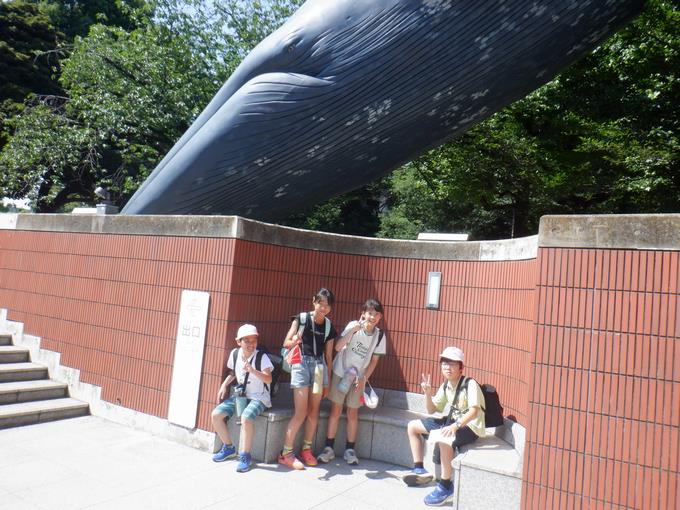 シロナガスクジラ前にて