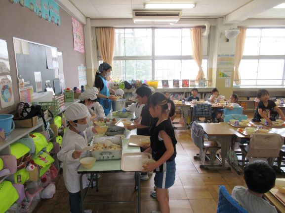 給食当番の様子