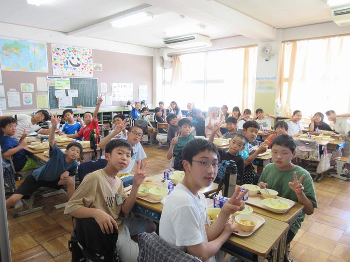 給食時の様子(6-5)