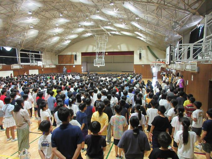 約1000人の大迫力の校歌斉唱