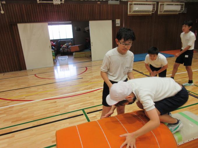 台上前転の補助運動