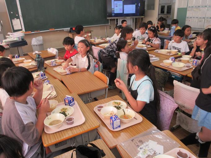 楽しく会食しています