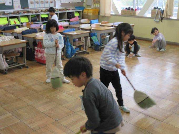 ほうきを上手に使います