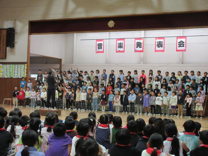 1年生「あおいそらにえをかこう」