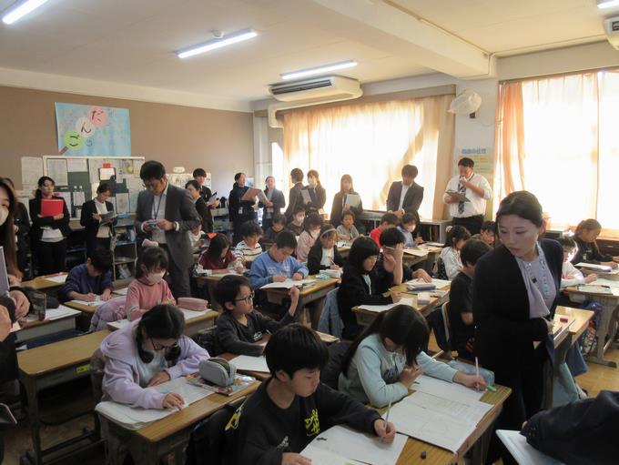 たくさんの先生に囲まれ緊張しています