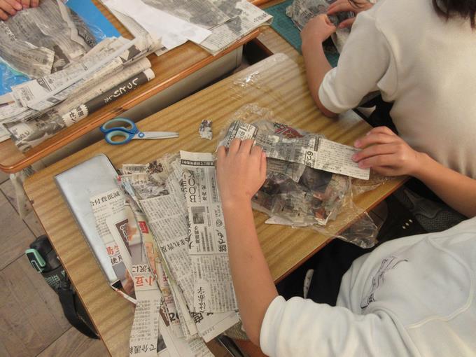 新聞紙を重ねます