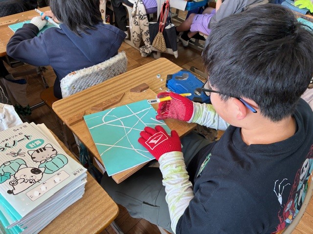 丁寧に彫っています