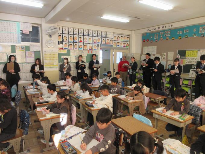 たくさんの先生に囲まれて