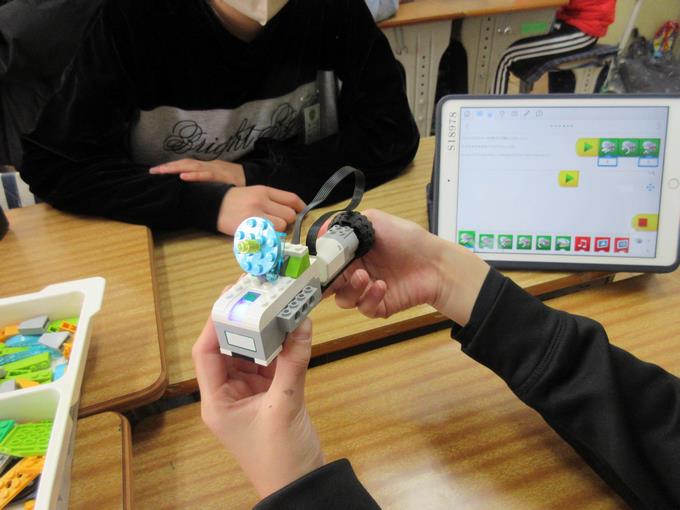 動く人工衛星完成