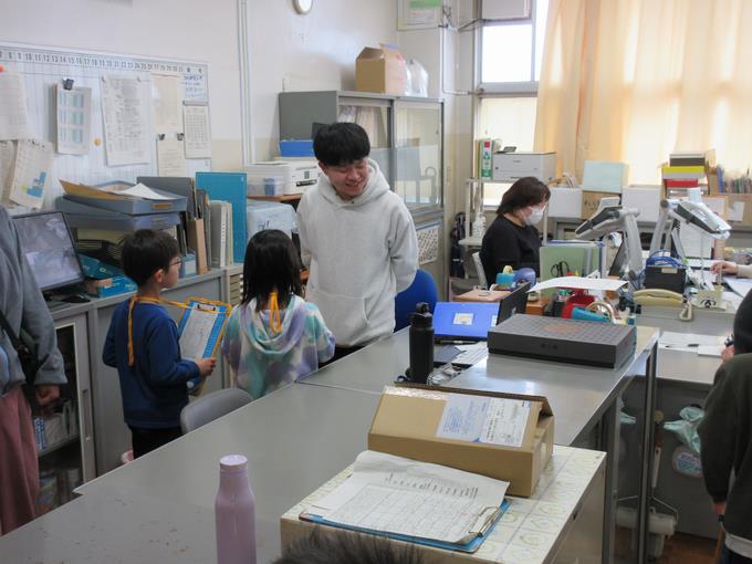 事務室でインタビュー