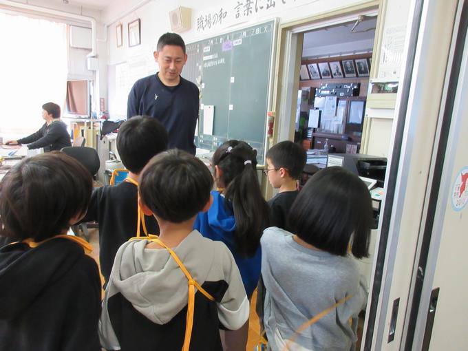 職員室でインタビュー