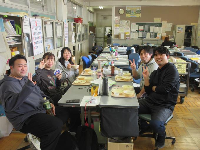 6年職員(職員室で仲良く)