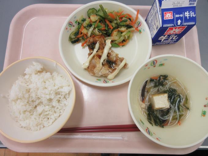 待ちに待った給食(チキン南蛮)