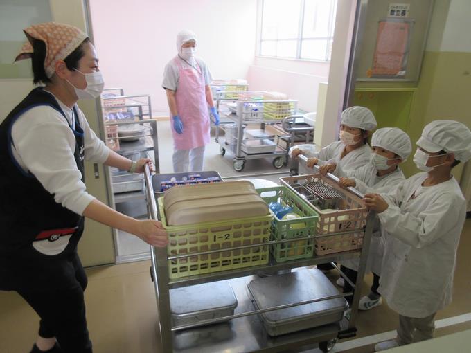 給食当番の様子①