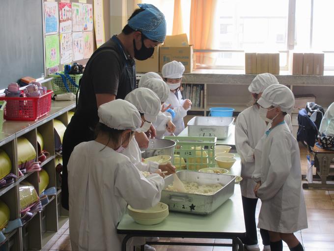 給食当番の様子②