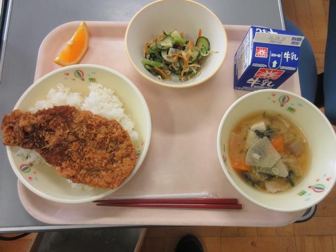 絶対勝つ(今日の給食：ソースかつ丼)