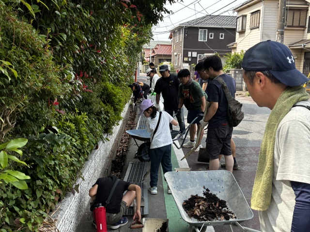 正門前の側溝掃除