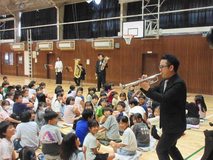 観客席のすぐ近くで演奏