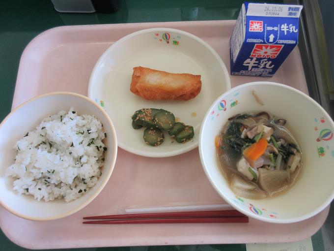 今日の給食(鮭とチーズの春巻き)