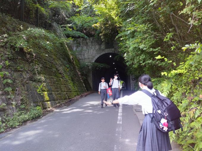 トンネルへ