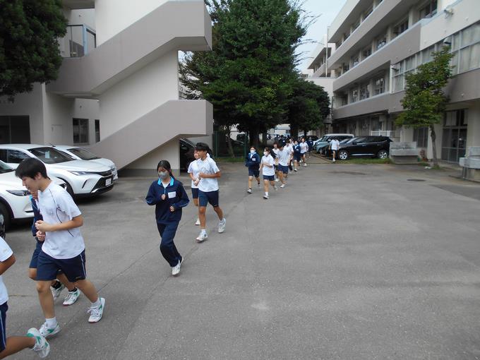 出口から校庭への避難