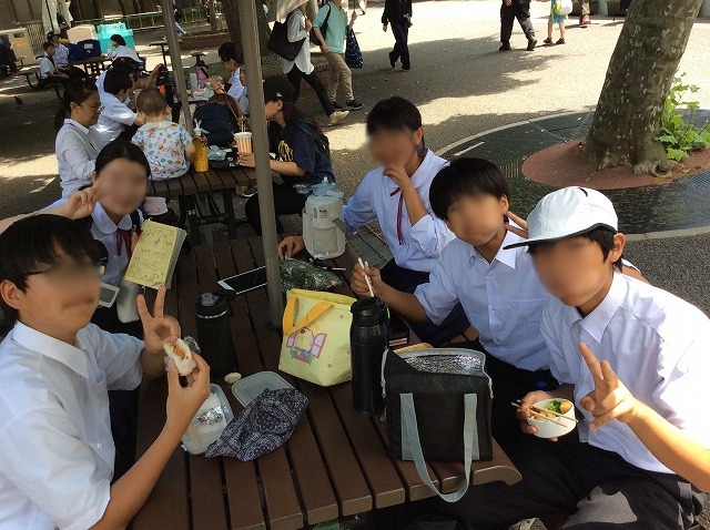 昼食の様子
