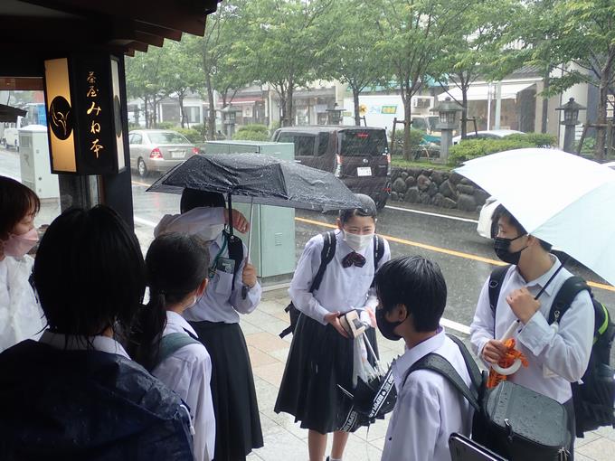 大雨の中昼食会場へ