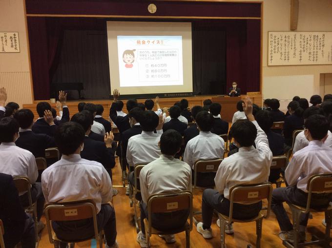 中学生１人に使われる税金額は？