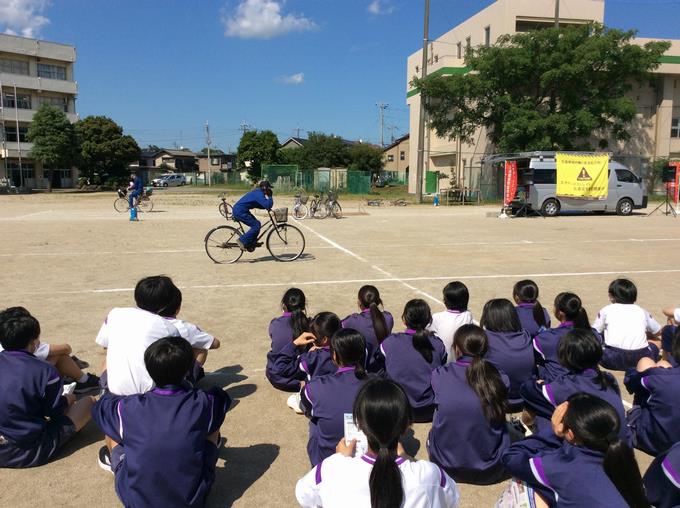 違反走行の自転車